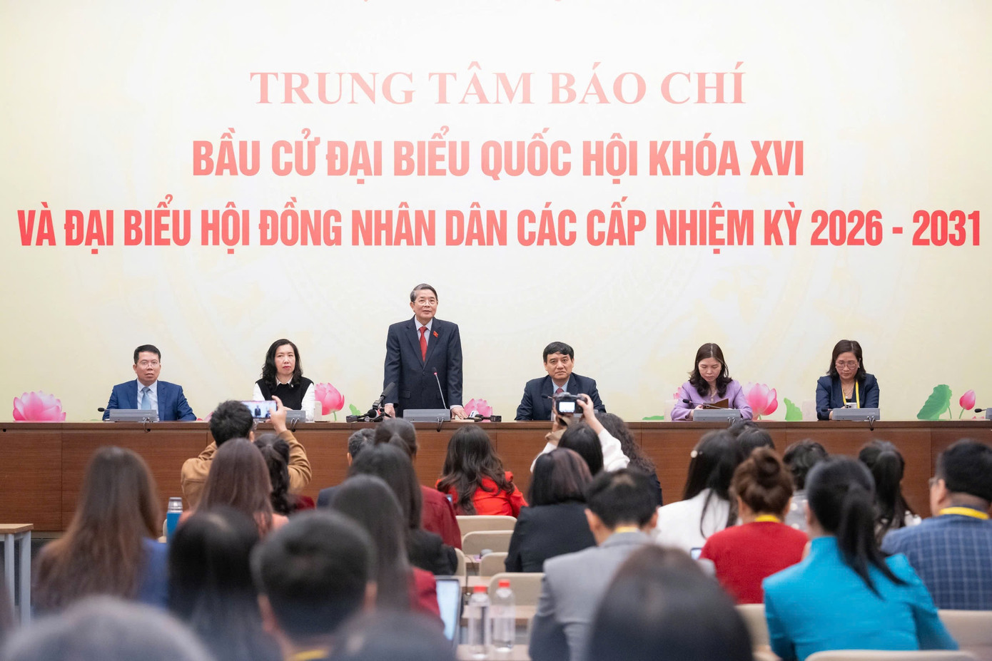Phó Chủ tịch Quốc hội Nguyễn Đức Hải trao đổi nhanh với báo chí. Ảnh: Như Ý 153bc17.jpg