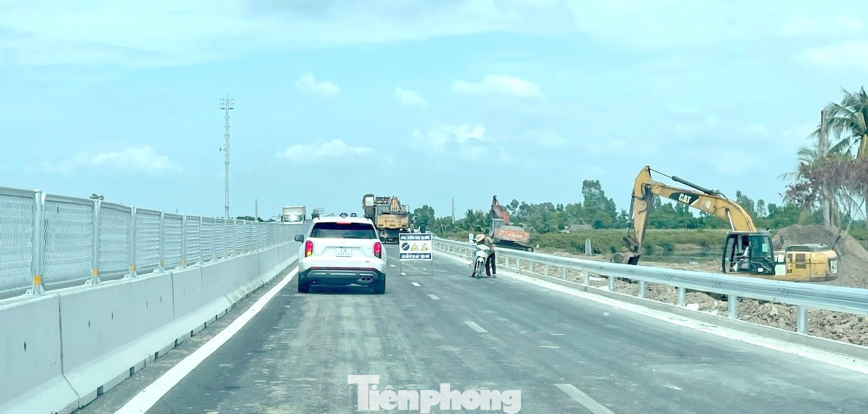 Cao tốc Hậu Giang - Cà Mau vừa thi công vừa khai thác, tiềm ẩn nhiều rủi ro về an toàn giao thông, vừa làm chậm tiến độ hoàn thiện các hạng mục còn lại. tp-cao-toc-ca-mau-can-tho-2.jpg
