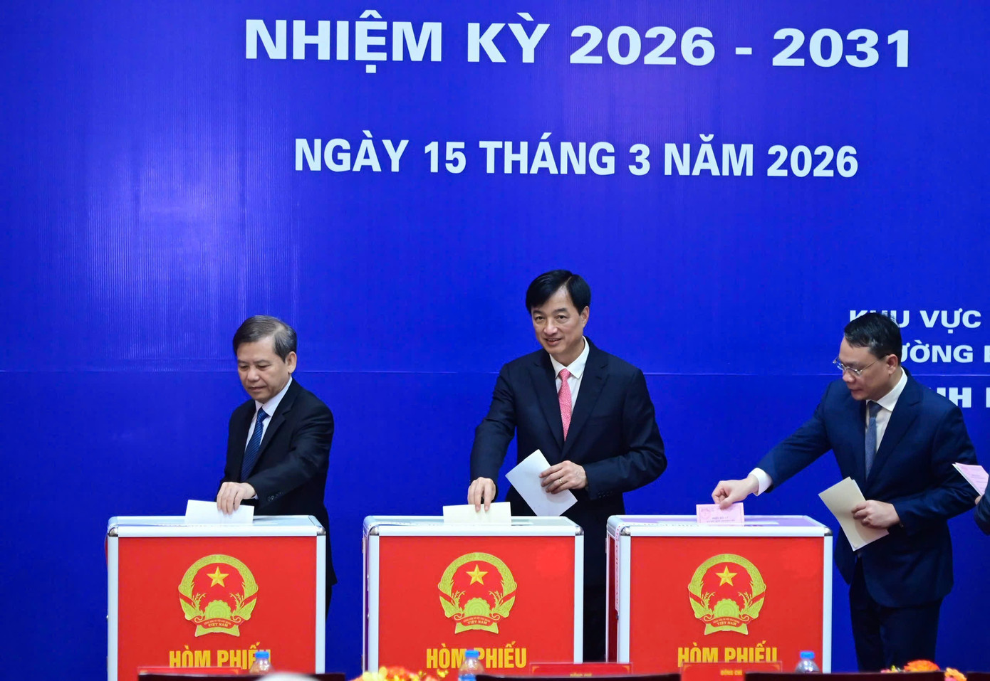 Trưởng Ban Nội chính Trung ương Lê Minh Trí và Bí thư Thành ủy Hà Nội Nguyễn Duy Ngọc bỏ phiếu. Ảnh: Như Ý. tienphong-153tbt2.jpg