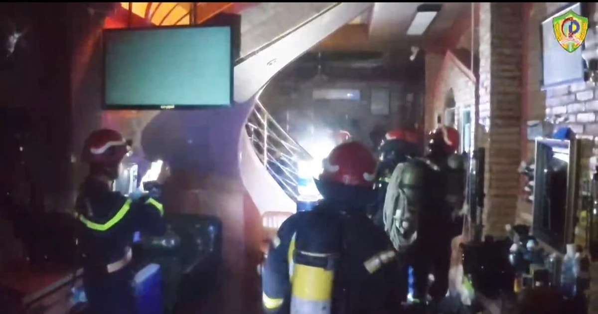 Cứu 5 người kẹt trong căn nhà cháy ở trung tâm TPHCM lúc rạng sáng