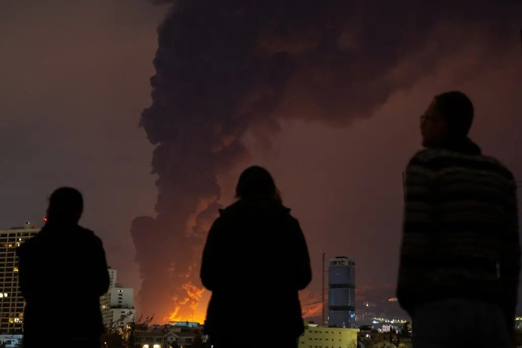 Khi trừng phạt không còn đủ: Vì sao ông Trump phải dùng đến sức mạnh quân sự ở Iran và Venezuela?