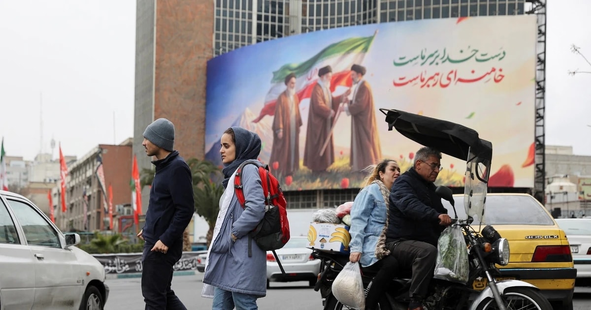 Iran tăng lương tối thiểu 60% giữa lúc xung đột