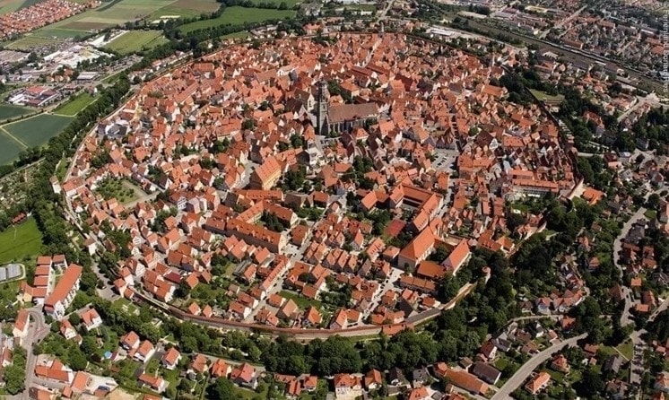 Thị trấn chứa 72.000 tấn kim cương nằm gọn trong hố thiên thạch khổng lồ, người dân xây nhà bằng đá chứa kim cương mà không hề hay biết