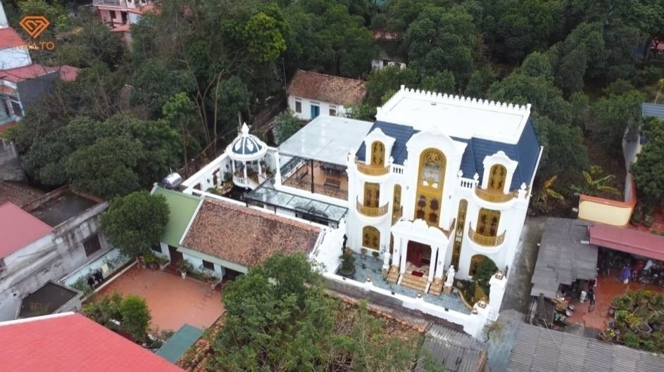 Biệt thự dát vàng sở hữu kiến trúc đặc biệt giữa làng quê: Nội thất từ gỗ quý được chạm khắc tinh xảo, bên trong như cung điện thu nhỏ- Ảnh 1.