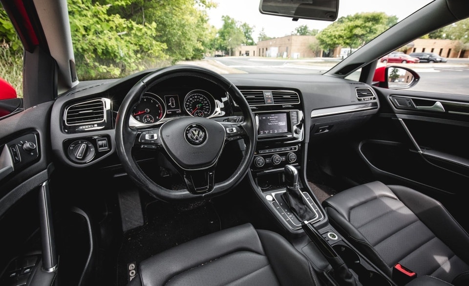 2015_volkswagen_golf_tsi_124.jpg