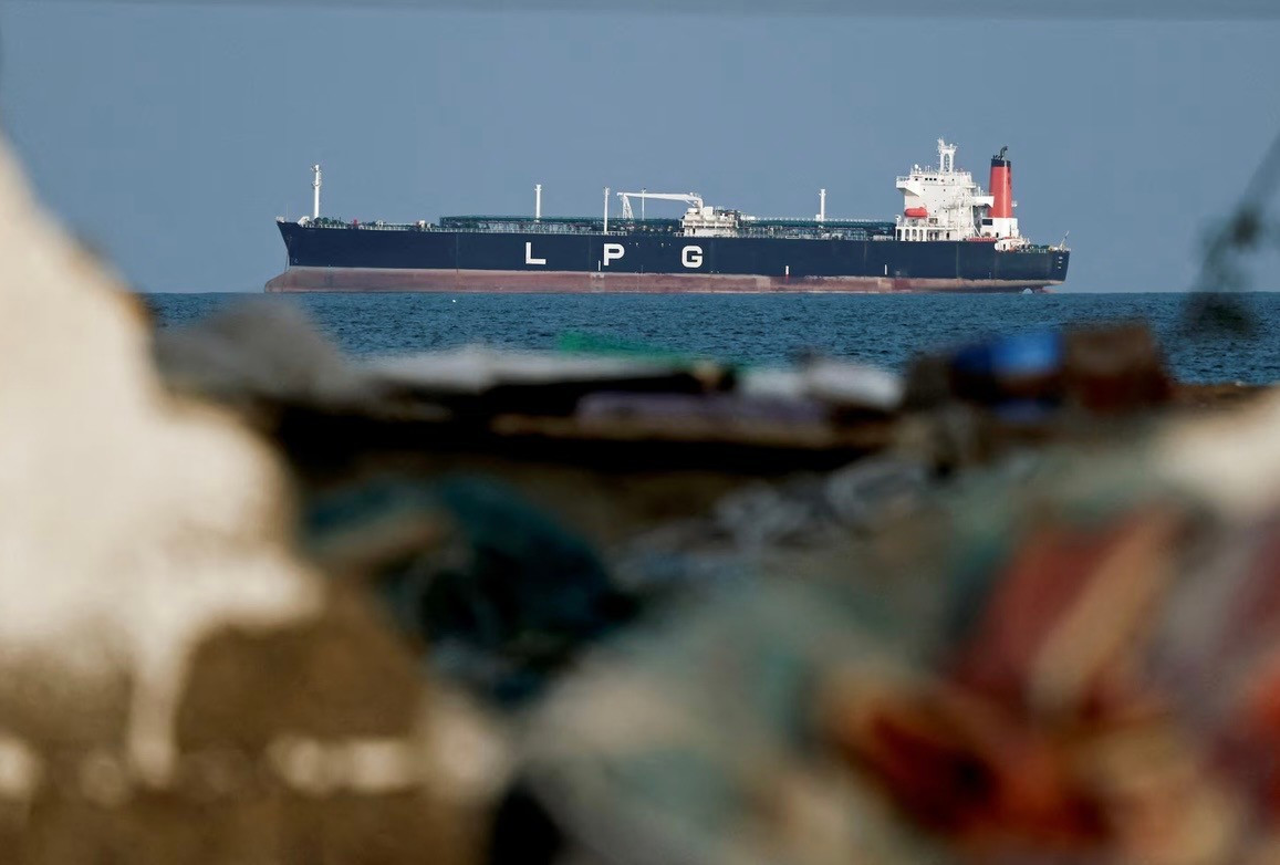 Một tàu chở khí tự nhiên hoá lỏng đi qua eo biển Hormuz. (Ảnh: Reuters) img-0397.jpg
