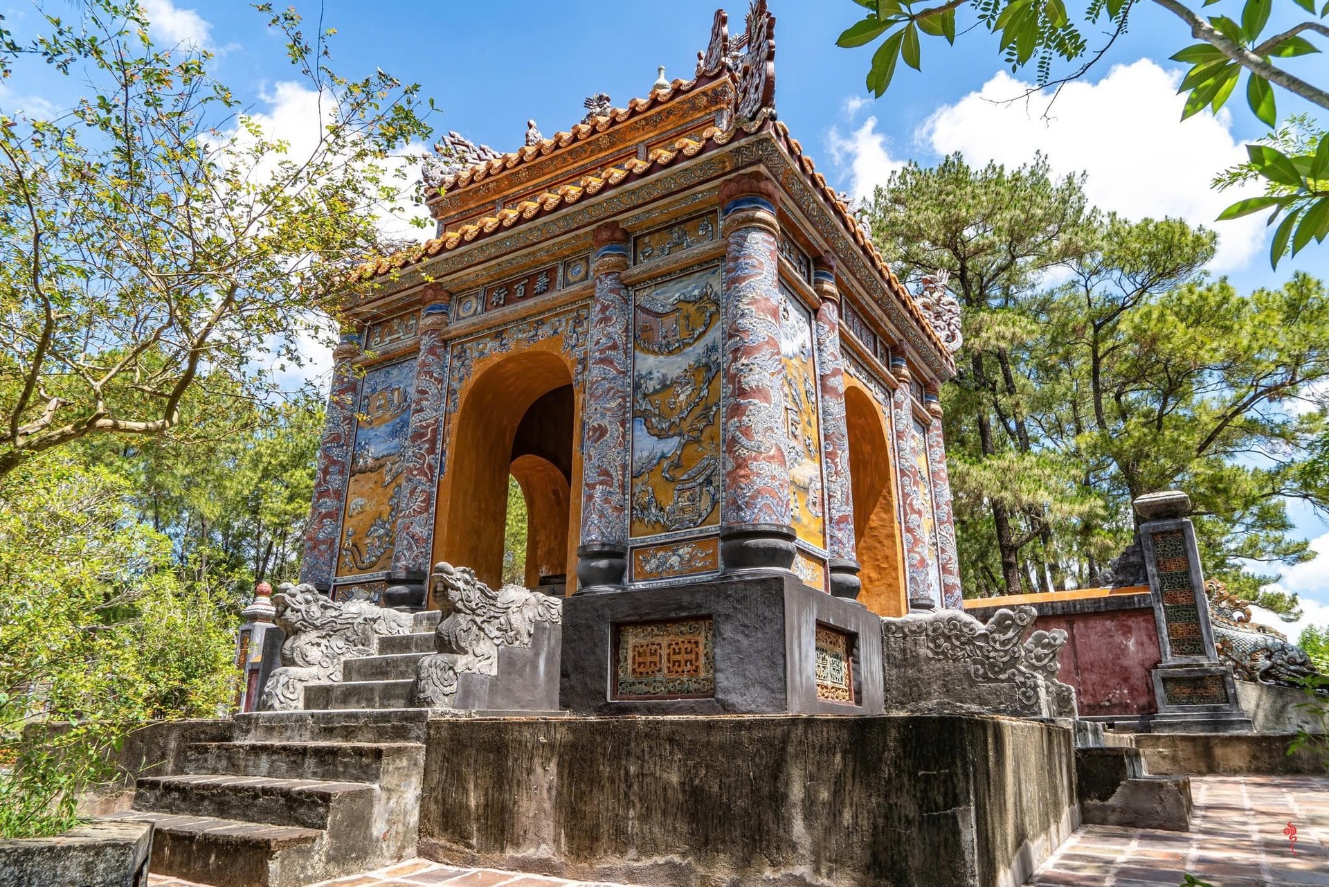 Người duy nhất trong sử Việt không phải vua nhưng có 3 con trai làm vua, được xây lăng mộ riêng