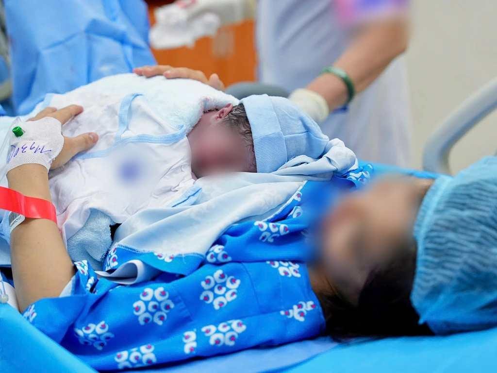 Phụ nữ sinh đủ hai con trước 35 tuổi có thể được hỗ trợ tiền mặt