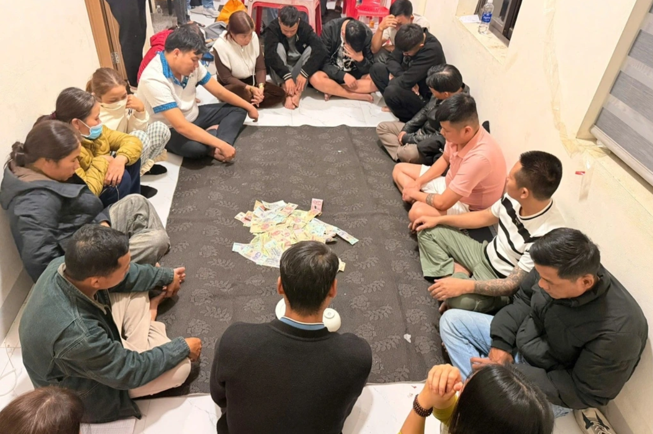 Đột kích nhà riêng của Hoàng Thị Hồng, bắt khẩn cấp 17 người: Tịch thu 210 triệu đồng, 1 đĩa sứ, 1 bát sứ và nhiều tang vật liên quan