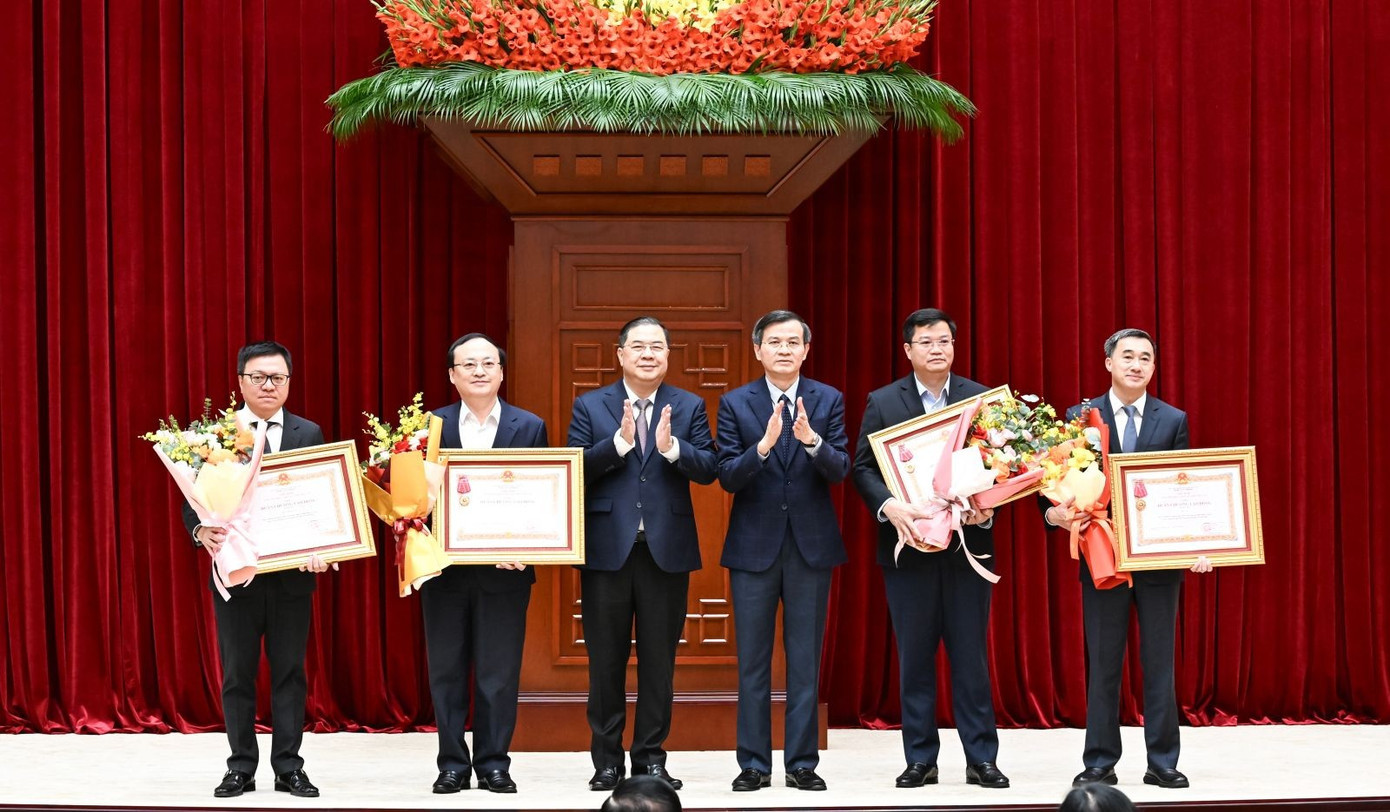 Chánh Văn phòng Trung ương Đảng Phạm Gia Túc và Giám đốc Học viện Chính trị Quốc gia Hồ Chí Minh Đoàn Minh Huấn trao Huân chương Lao động hạng Ba tặng các cơ quan có thành tích xuất sắc, đột xuất trong công tác tham mưu, tổ chức, phục vụ Đại hội XIV của Đảng. tienphong-173mrtu3.jpg
