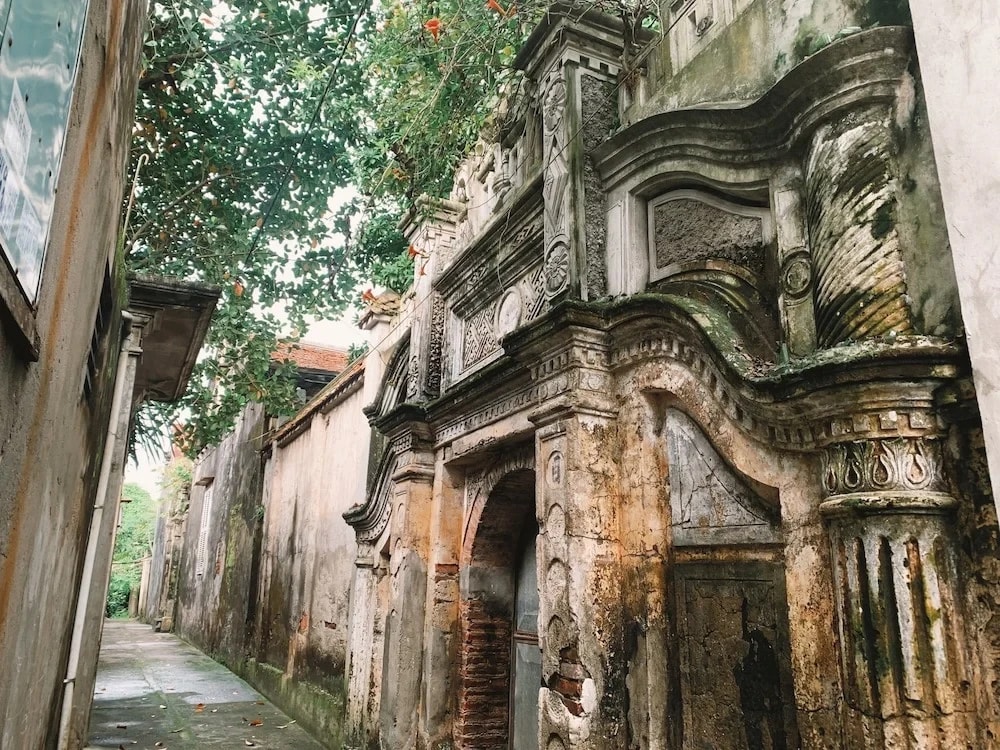 Dãy nhà cổ san sát nhau với những bức tường bong tróc nhưng vẫn giữ được nét hoa văn, hoạ tiết độc đáo (Nguồn- Sưu tầm)