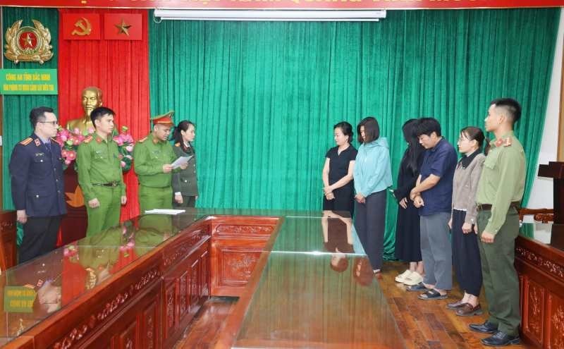 Bắt 4 môi giới bất động sản