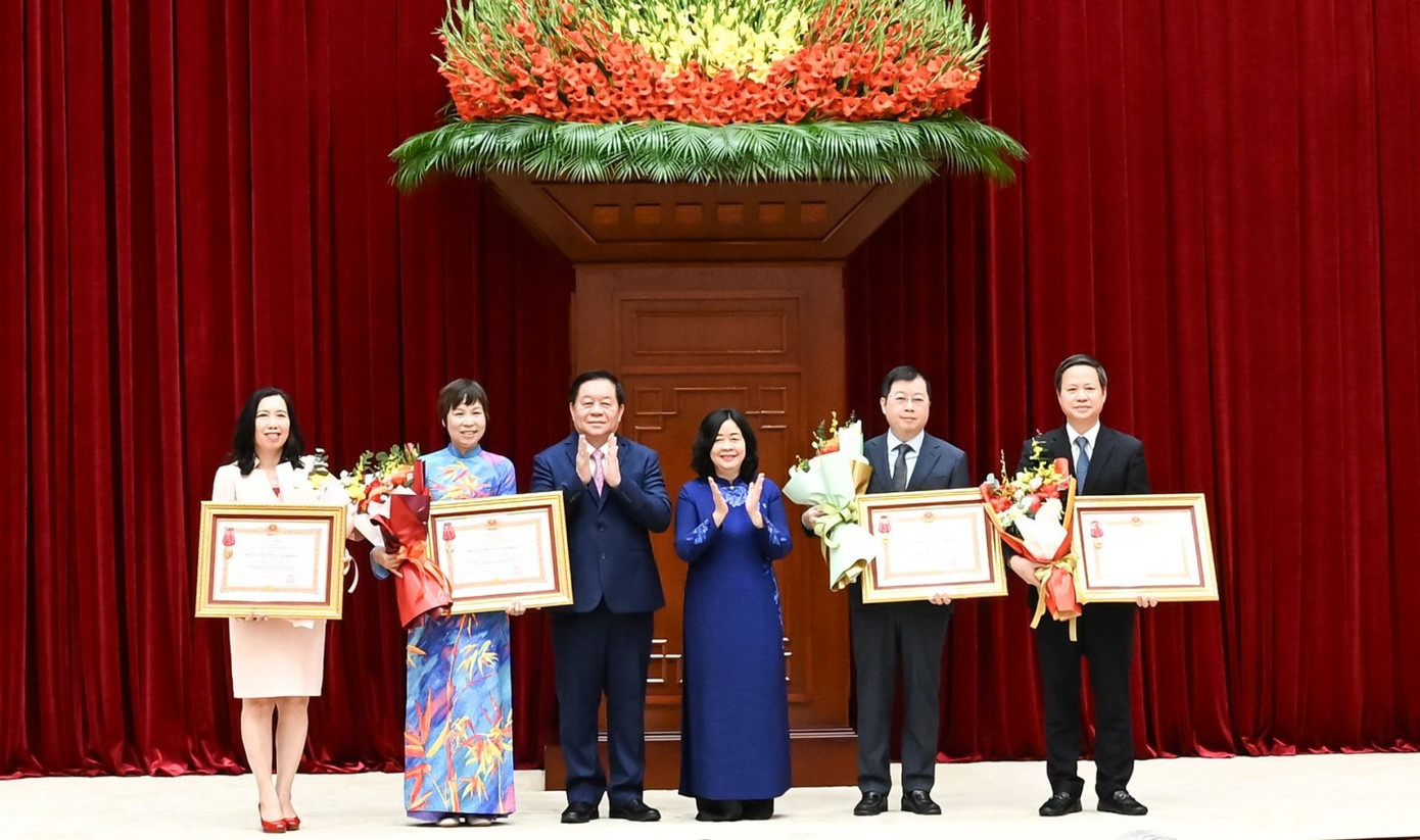 Chủ tịch Ủy ban Trung ương MTTQ Việt Nam Bùi Thị Minh Hoài và Chủ nhiệm Tổng cục Chính trị QĐND Việt Nam Nguyễn Trọng Nghĩa trao Huân chương Lao động hạng Nhì tặng các cơ quan có thành tích xuất sắc, đột xuất trong công tác tham mưu, tổ chức, phục vụ Đại hội XIV của Đảng. tienphong-173mrtu2.jpg