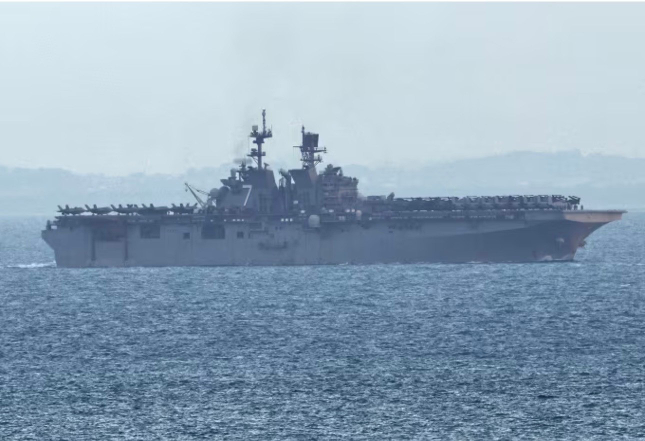Tàu tấn công đổ bộ USS Tripoli đi qua eo biển Singapore, ngày 17/3. (Ảnh: Reuters) img-0431.jpg