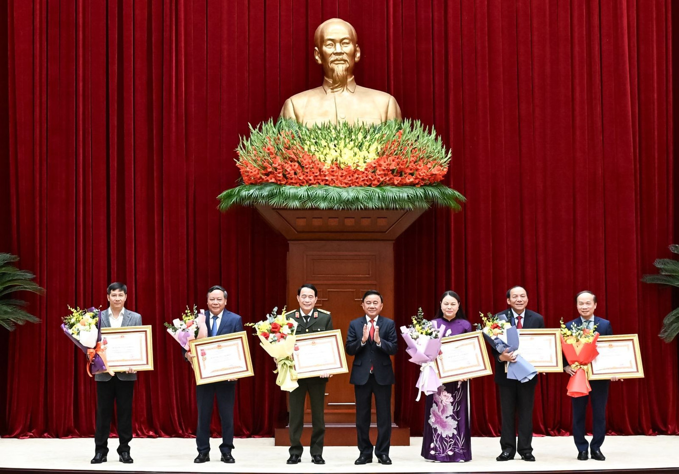 Thường trực Ban Bí thư Trần Cẩm Tú trao Huân chương Lao động hạng Nhất tặng các cơ quan có thành tích xuất sắc, đột xuất trong công tác tham mưu, tổ chức, phục vụ Đại hội XIV của Đảng. tienphong-173mrtu1.jpg