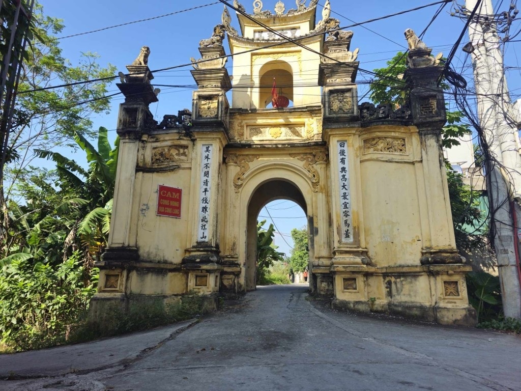 \Cổng làng có kiến trúc cầu kì,