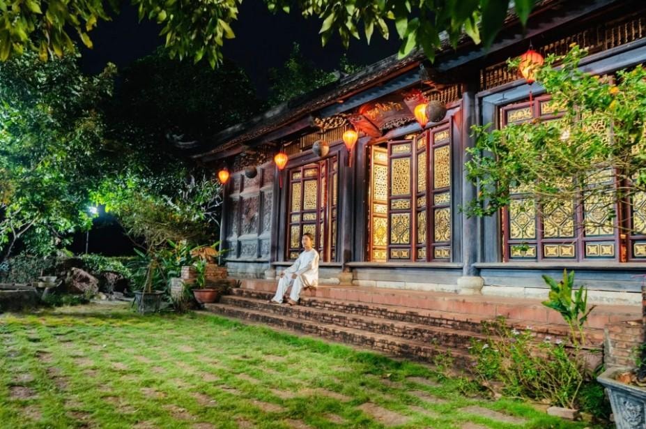 Biệt thự gỗ quý của nam diễn viên hài 'cả nước nhớ mặt': Rộng 1.600m², 'bê' nguyên nhà cổ 100 năm tuổi từ Bắc vào Nam