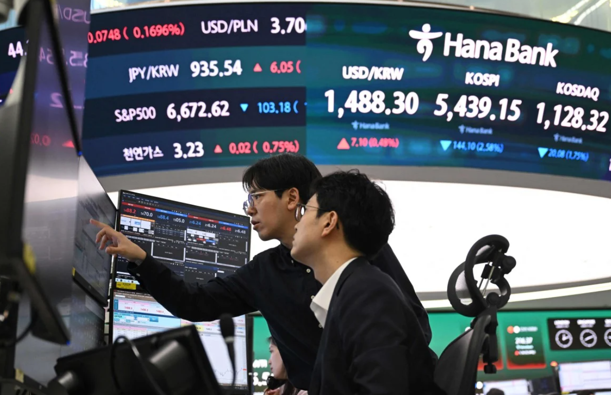 Cú sốc dầu mỏ giáng đòn mạnh: Chứng khoán Hàn - Nhật hứng làn sóng bán tháo khốc liệt