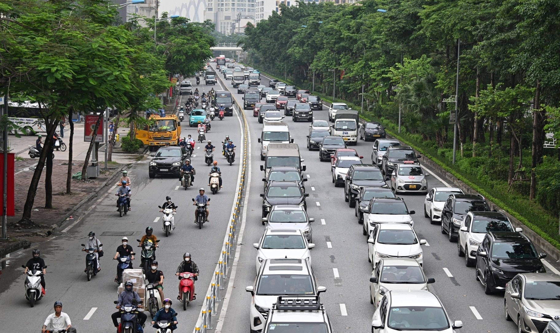 Người tham gia giao thông cần phải mang bảo hiểm xe máy, ô tô. Ảnh minh họ