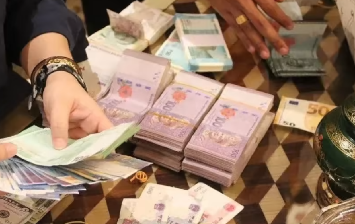 Khám xét nhà riêng, thu giữ khẩn cấp hơn 250 tỷ đồng tiền mặt cùng 200kg vàng của nam doanh nhân