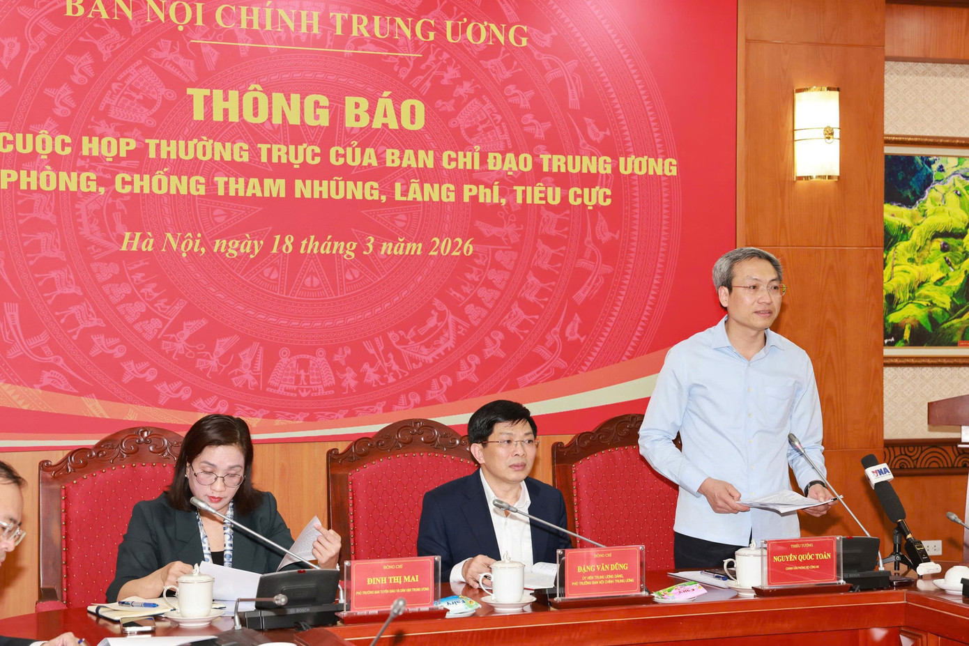 Thiếu tướng Nguyễn Quốc Toản trao đổi tại hội nghị. Ảnh: Đ.P. tienphong-183toan1.jpg