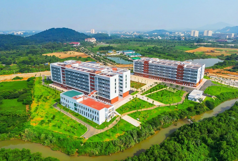 Khuôn viên Đại học Quốc gia Hà Nội tại Hòa Lạc. Nguồn ảnh: Báo Chính phủ Khuôn viên Đại học Quốc gia Hà Nội tại Hòa Lạc. Nguồn ảnh: Báo Chính phủ
