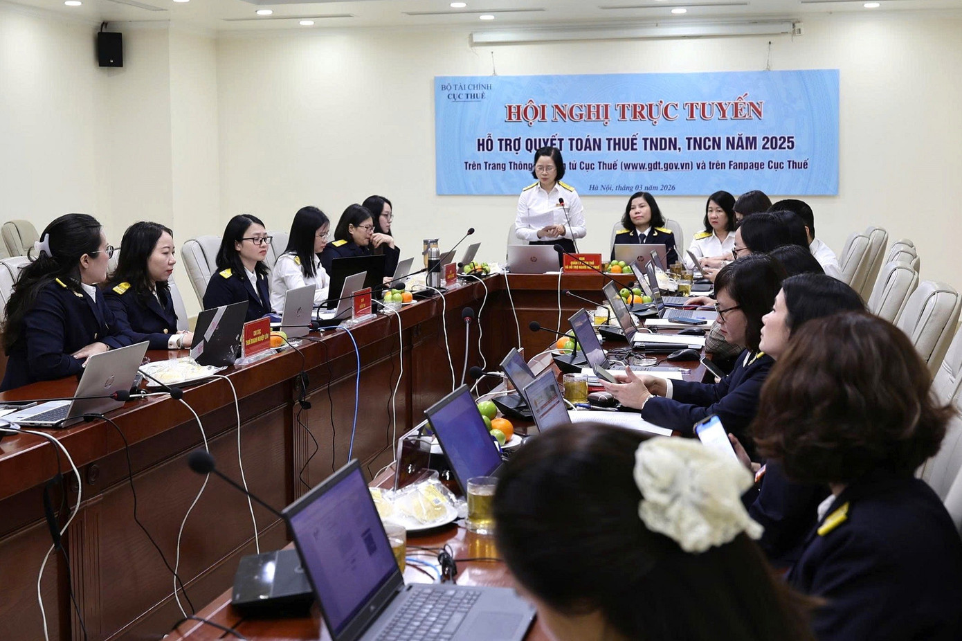 Cán bộ thuế trả lời vướng mắc, hướng dẫn quyết toán thuế. Cán bộ thuế trả lời vướng mắc, hướng dẫn quyết toán thuế.