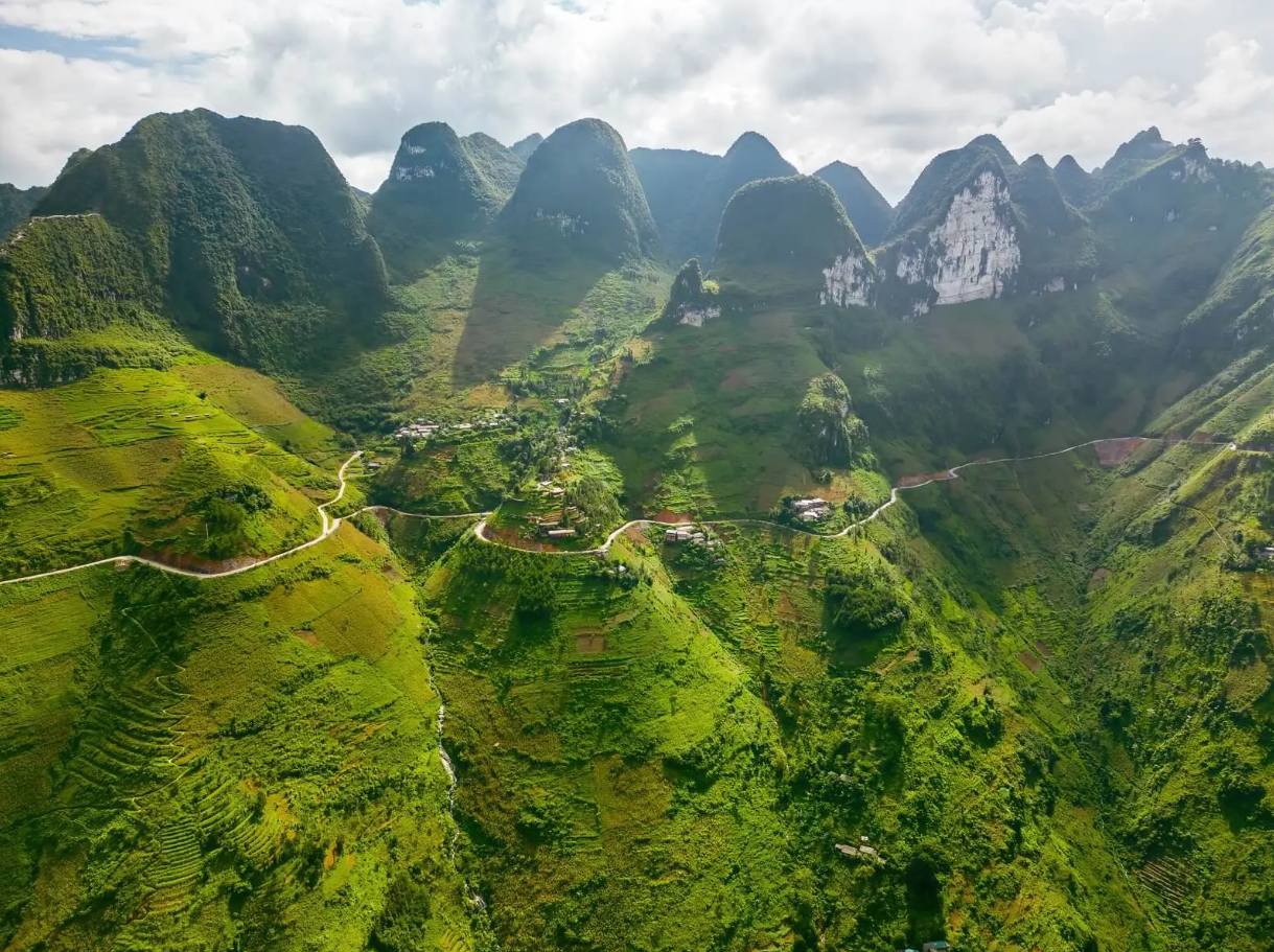 Huy động 2.300 nhân công 'xẻ núi', dựng 42 cây cầu và 400 cống làm nên cung đèo ở độ cao 1.200m, hiểm trở nhất Việt Nam