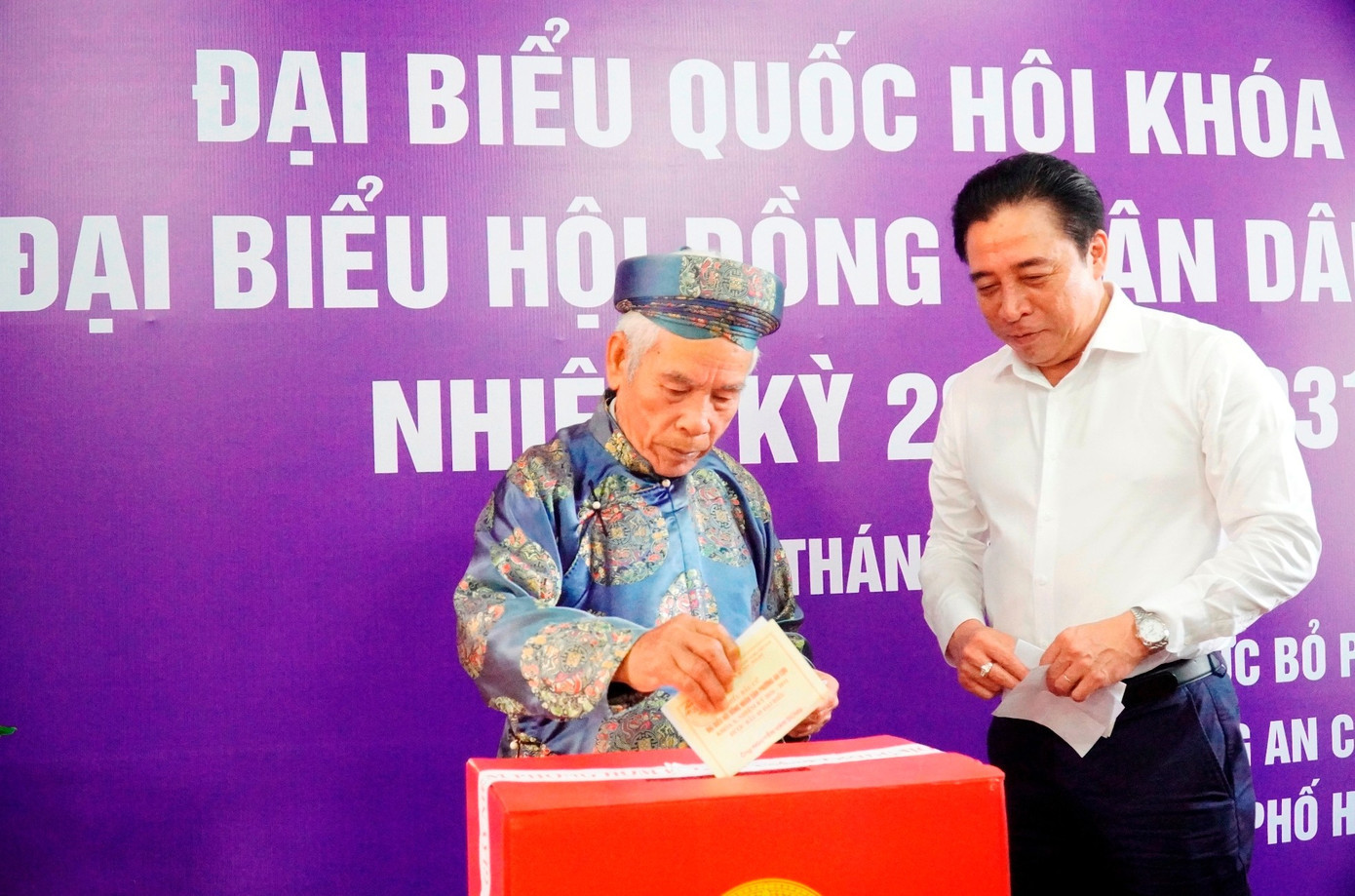Cử tri phường An Cựu, TP. Huế, bỏ phiếu bầu đại biểu Quốc hội khóa XVI và đại biểu HĐND các cấp nhiệm kỳ 2026-2031. bau-cu2.jpg