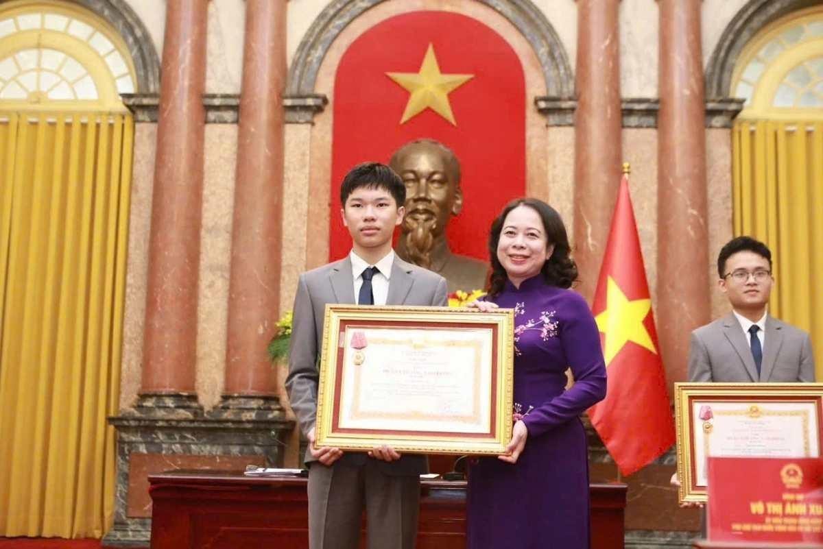 'Thần đồng' Vật lý SN 2007 giành Huy chương Vàng Olympic, trúng tuyển đại học top 1 thế giới