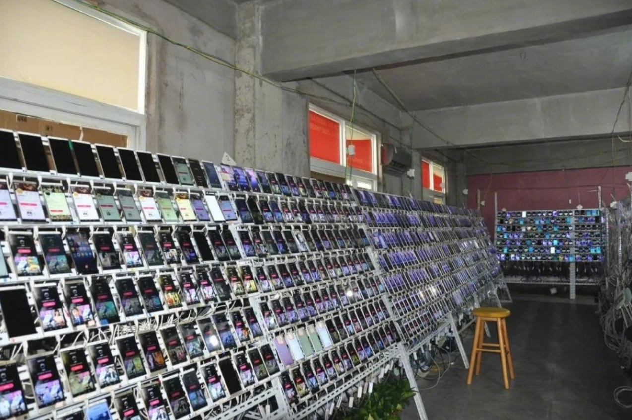 Tịch thu 26.000 điện thoại, 6 máy tính cùng 32 tỷ đồng: Bắt khẩn cấp 24 người tại một căn nhà cũ