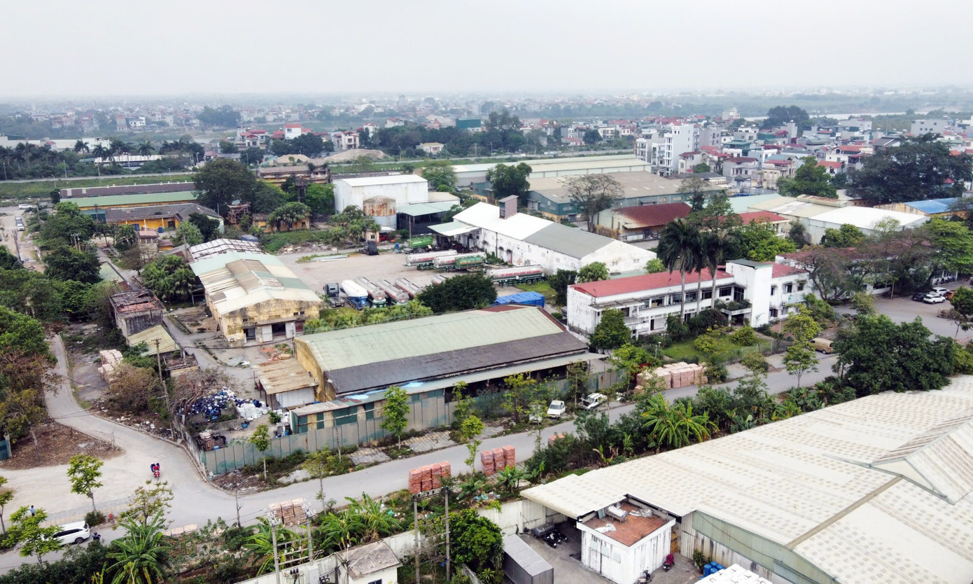 Theo đó, cuối năm ngoái, Công ty TNHH MTV Bất động sản Đức Giang (công ty con của Cty CP Tập đoàn Hóa chất Đức Giang) được UBND TP. Hà Nội chấp thuận đầu tư tổ hợp công trình công cộng, trường học và nhà ở Đức Giang tại phường Việt Hưng. Dự án tọa lạc tại số 18, ngõ 44 phố Đức Giang với quy mô gần 47.500 m2. Tổ hợp bao gồm 60 căn liền kề, 880 căn hộ chung cư, khu trường học rộng 1,1 ha cùng hệ thống dịch vụ, thương mại và thể thao. du-an-bds-hoa-chat-duc-giang13.jpg