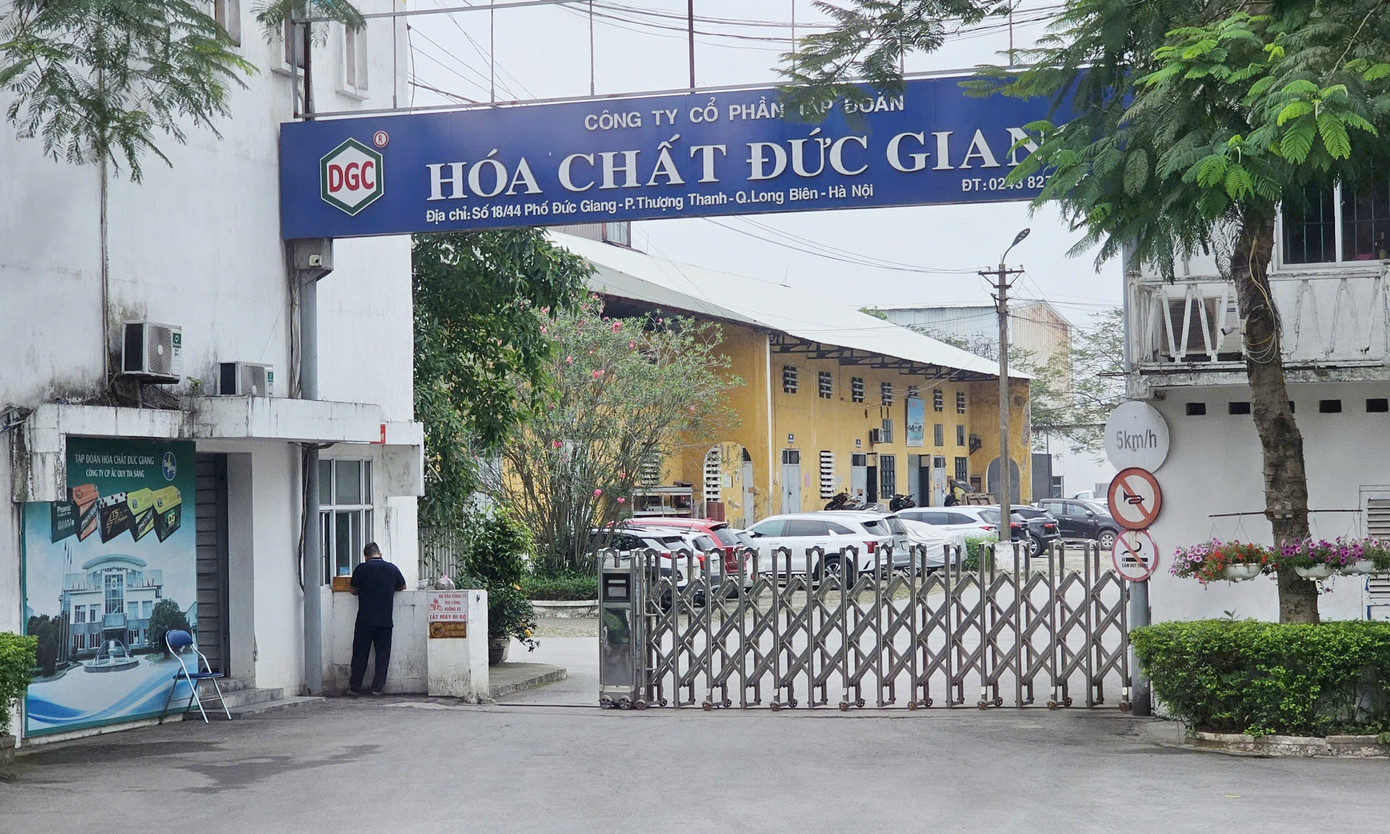 Ngày 17/3, Viện KSND Tối cao (Vụ 3) cho biết, đã phê chuẩn các quyết định khởi tố vụ án, khởi tố bị can và lệnh bắt tạm giam với ông Đào Hữu Huyền (Chủ tịch Công ty CP Tập đoàn Hóa chất Đức Giang); Đào Hữu Duy Anh (con ông Huyền, Phó chủ tịch HĐQT, Tổng giám đốc Hóa chất Đức Giang) cùng 12 đồng phạm về các tội “Vi phạm quy định về kế toán gây hậu quả nghiêm trọng”, “Vi phạm quy định về khai thác tài nguyên” và “Gây ô nhiễm môi trường”… du-an-bds-hoa-chat-duc-giang.jpg