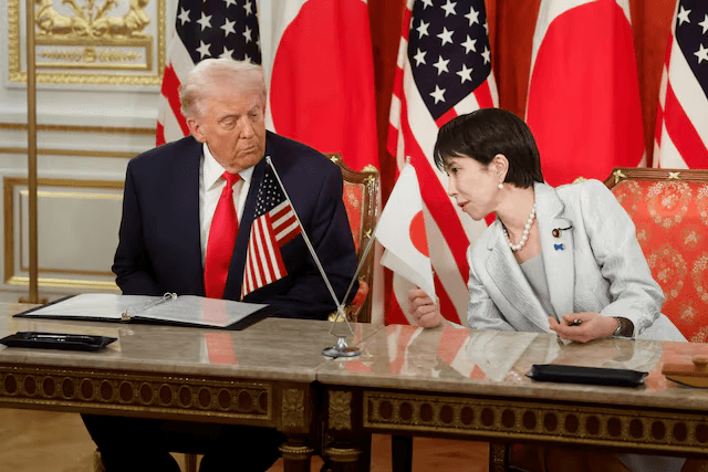 Thủ tướng Nhật Bản Sanae Takaichi và Tổng thống Mỹ Donald Trump trong cuộc gặp ở Tokyo, tháng 10/2025. (Ảnh: Reuters) nhat-ban.png