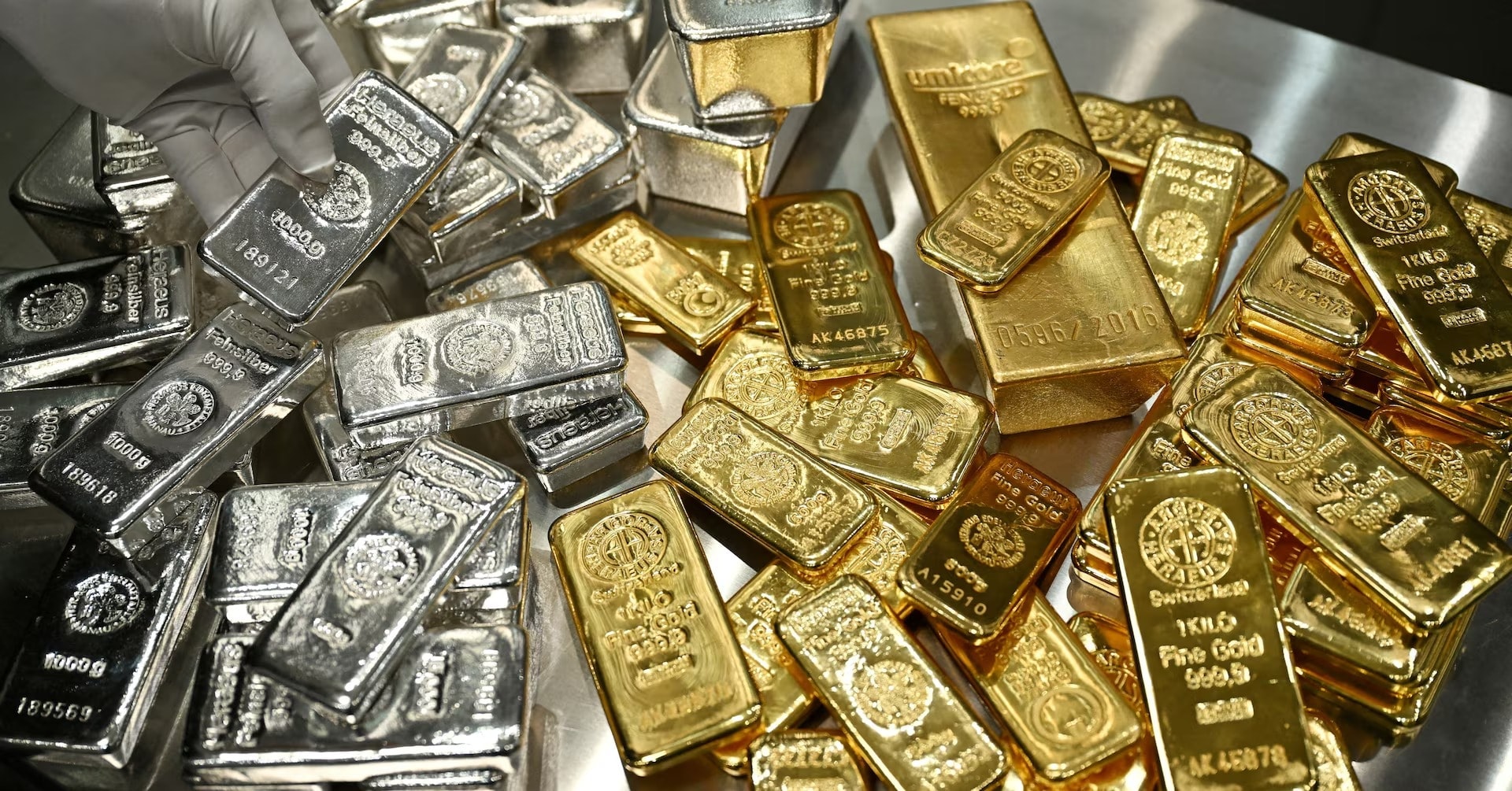 Giá vàng lao dốc mạnh, chỉ còn gần 4.600 USD/ounce