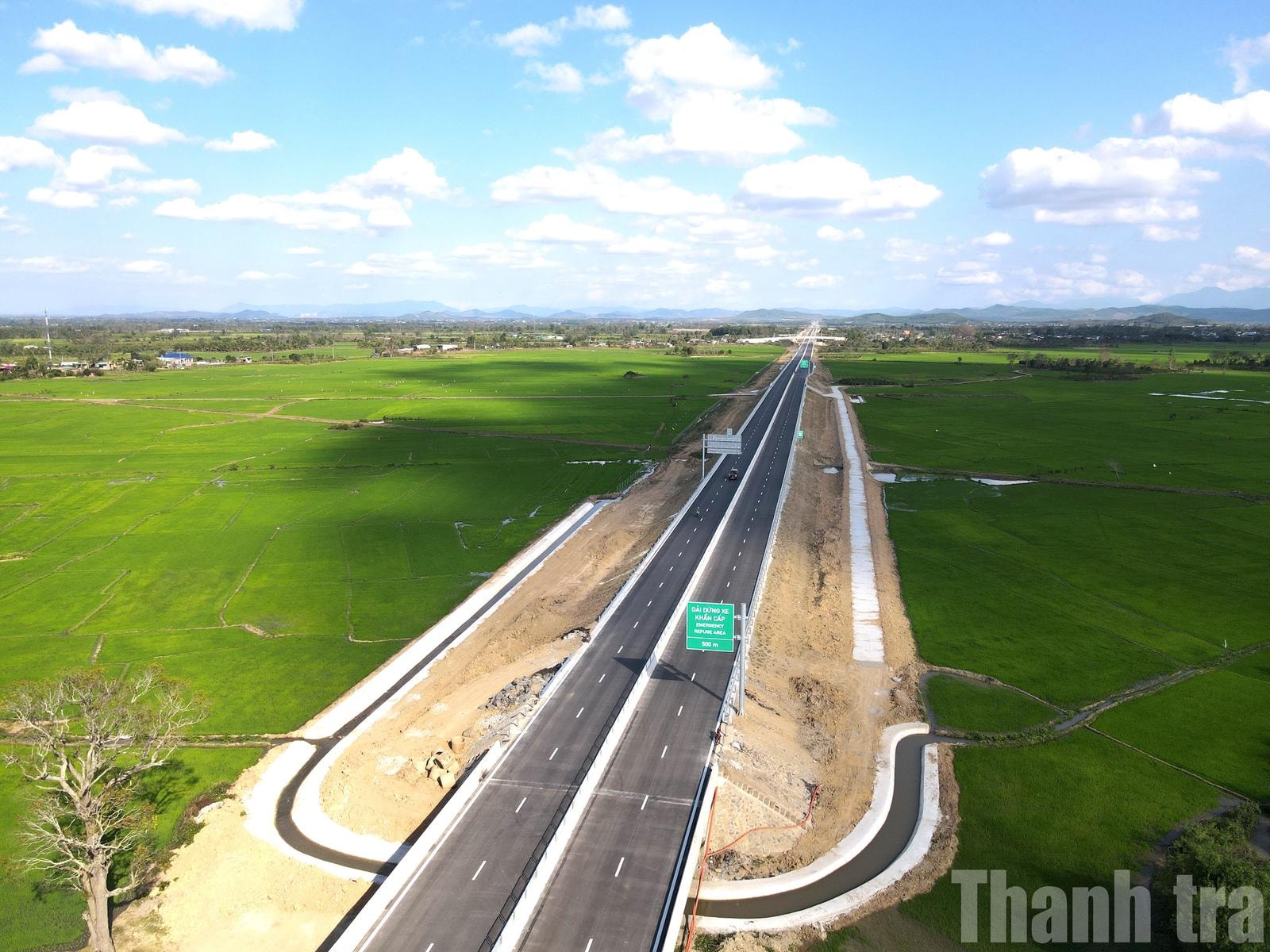 Chỉ 6 tháng nữa, chính thức thông xe tuyến cao tốc ‘rừng - biển’ đầu tiên của Việt Nam- Ảnh 3. Chỉ 6 tháng nữa, chính thức thông xe tuyến cao tốc ‘rừng - biển’ đầu tiên của Việt Nam- Ảnh 3.