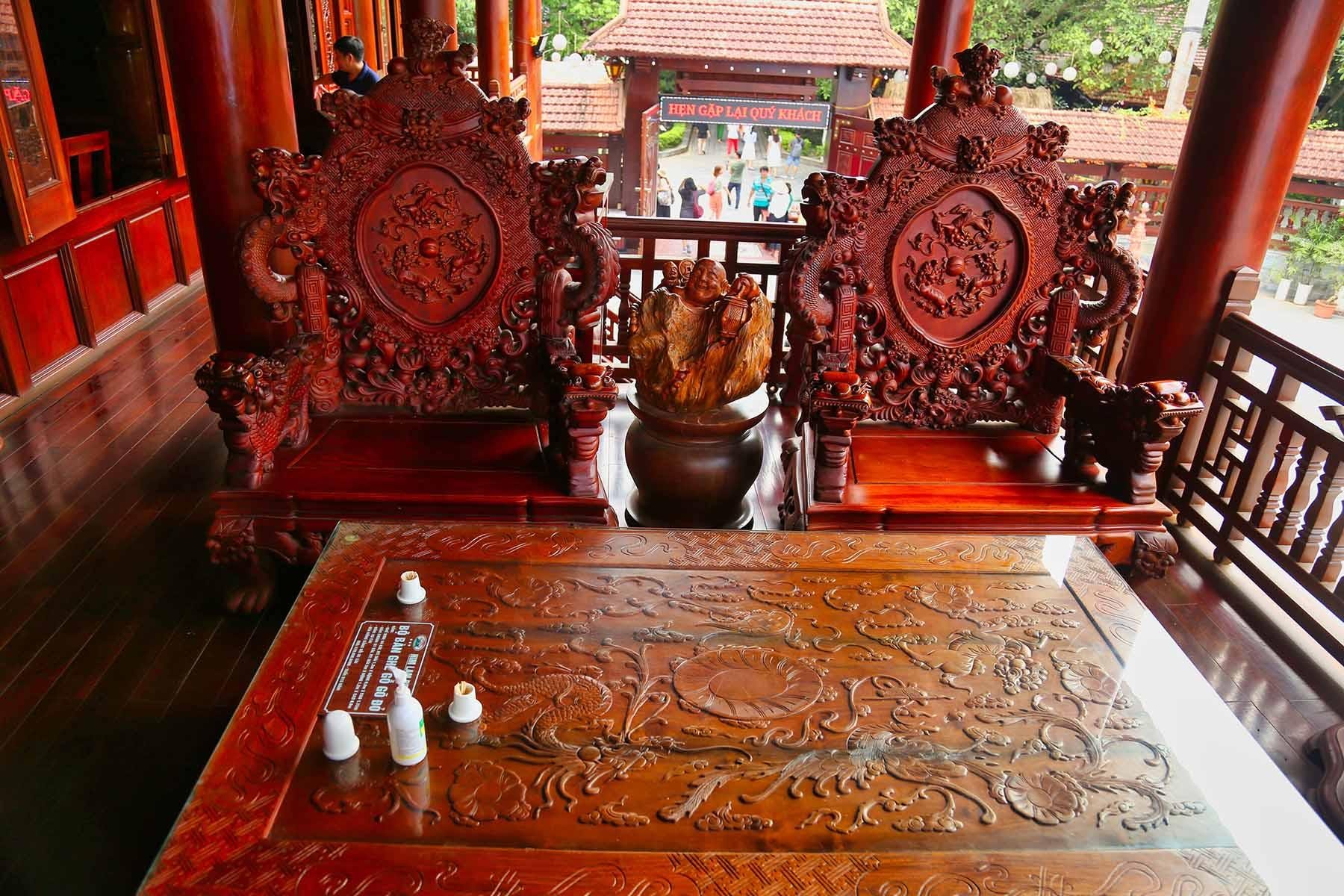 7.-sanh-phia-truoc-tren-tang-dat-bo-ban-ghe-duoc-cham-tro-rat-cong-phu_1773914649.jpg