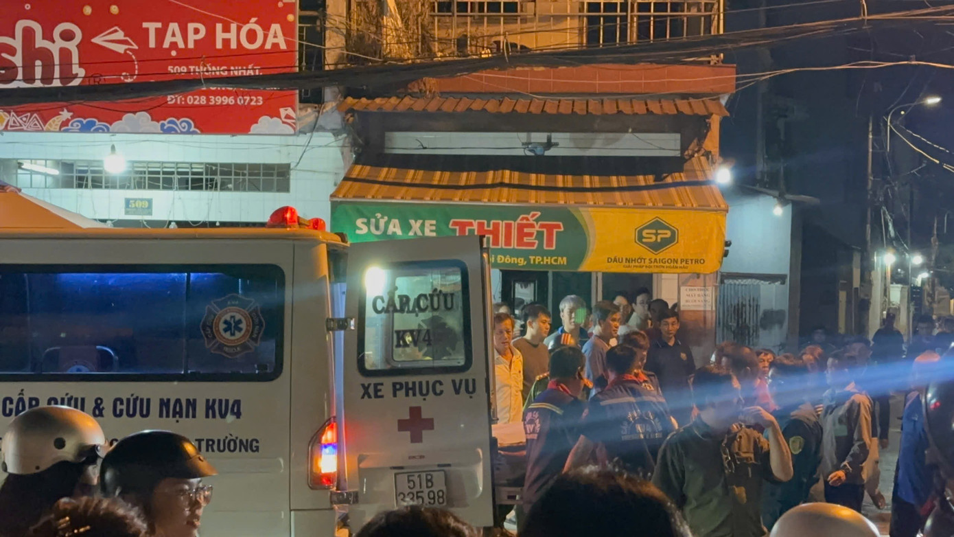 Đông người dân hiếu kỳ đến hiện trường. img-8154.jpg