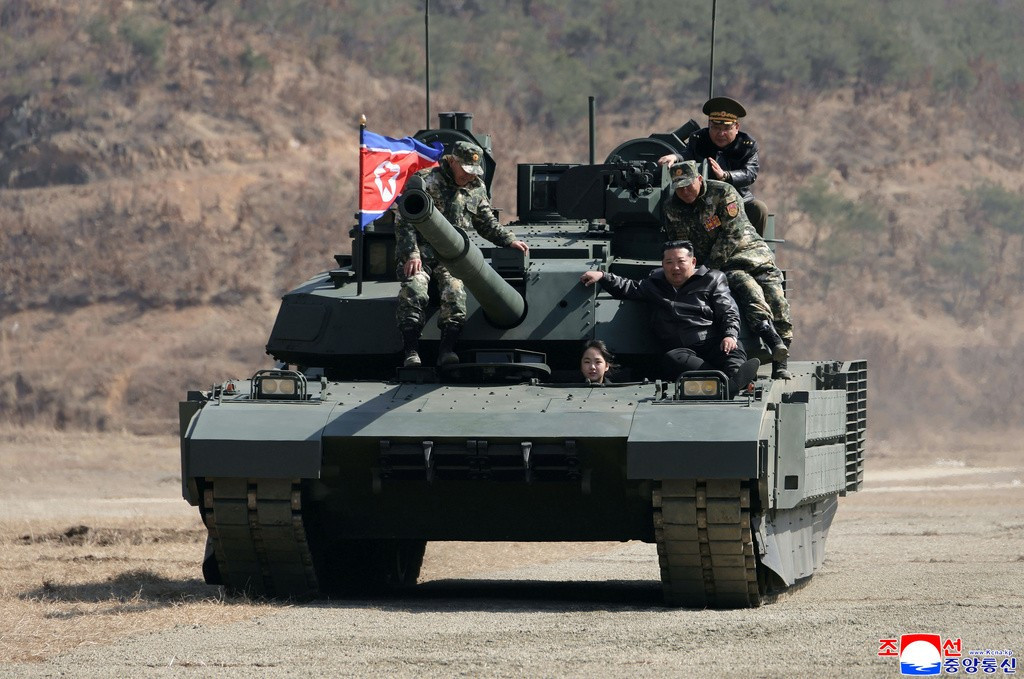 Ông Kim Jong Un và con gái trên xe tăng. (Ảnh: KCNA) ap26078824024473.jpg