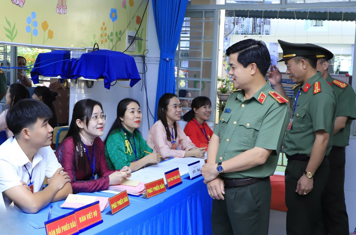 Ông Nguyễn Đức Hải, Giám đốc Công an tỉnh Đồng Nai kiểm tra công tác bầu cử trên địa bàn. z7637108143502-b9ba8e74d93dacf2cf453b38c1efba82.jpg
