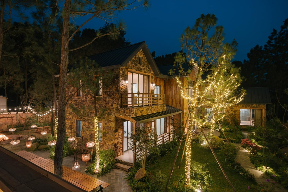 Căn biệt thự ngoại ô hơn 4.000m2 của 'ông hoàng nhạc đỏ': Khu nghỉ dưỡng thu nhỏ mang đậm phong cách cổ điển châu Âu- Ảnh 1.