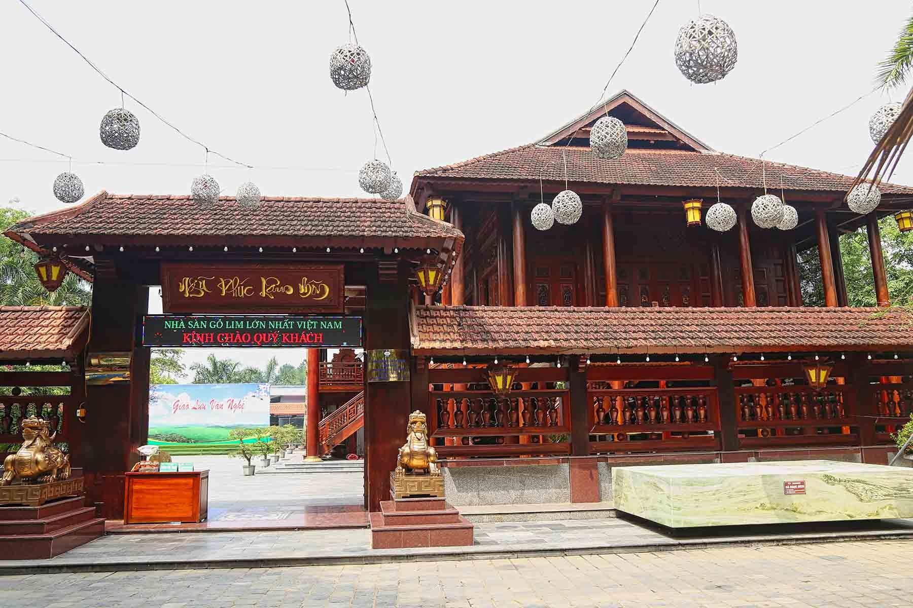 2.-cong-chinh-vao-nha-san_1773914551.jpg