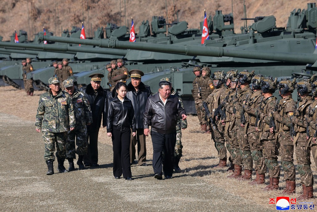 Ông Kim Jong Un và con gái trong chuyến thị sát. (Ảnh: KCNA) ap26078822396525.jpg