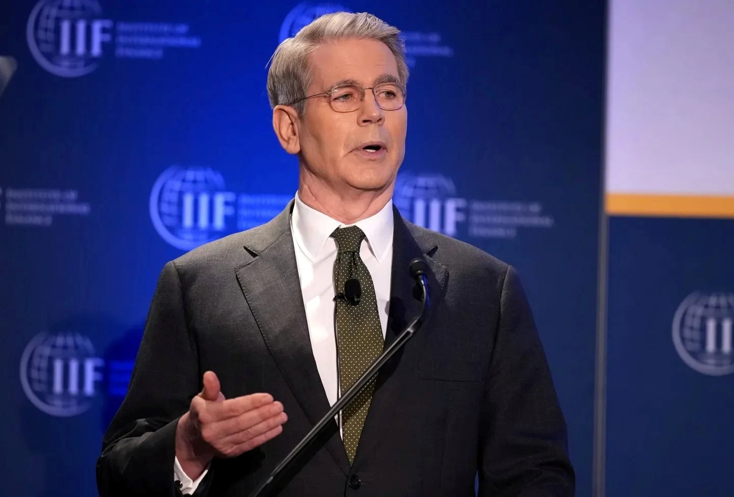 bo-truong-tai-chinh-my-scott-bessent-cho-biet-washington-co-the-som-do-bo-cac-lenh-trung-phat-doi-voi-khoang-140-trieu-thung-dau-tho-cua-iran-compressed.jpg