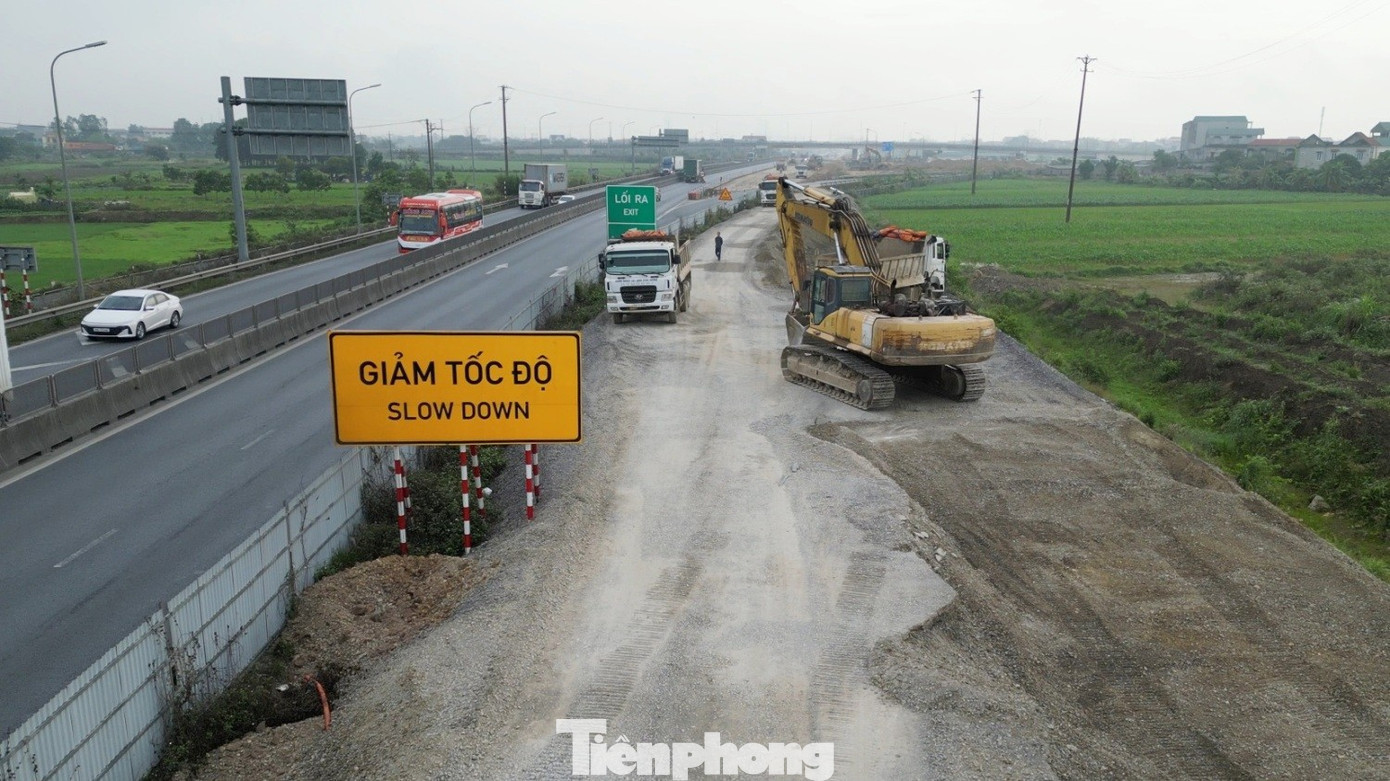 Hiện dự án đang được thi công các hạng mục về đích như: dỡ tải thảm lớp cấp phối đá dăm; lu lèn; thảm nhựa mặt đường. tp-2.jpg