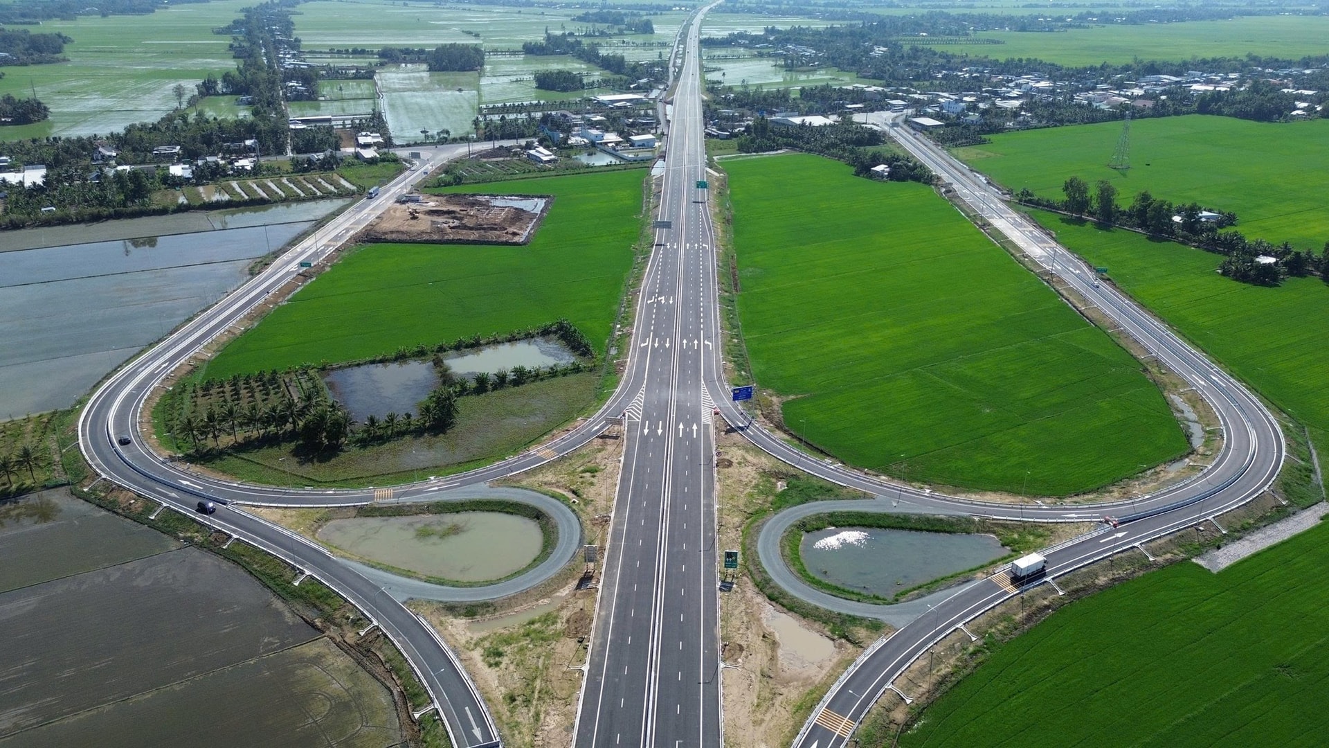 Bài 3: Hạ tầng thông suốt: Đòn bẩy 'hút' siêu dự án, nâng cao đời sống nhân dân- Ảnh 2.