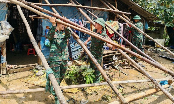 Cán bộ, chiến sĩ Trung đoàn 254 tích cực tham gia ứng phó, khắc phục hậu quả thiên tai tại xã Bản Lầu, tỉnh Lào Cai. Ảnh: Hữu Đức mua-da-anh-huu-duc.jpg