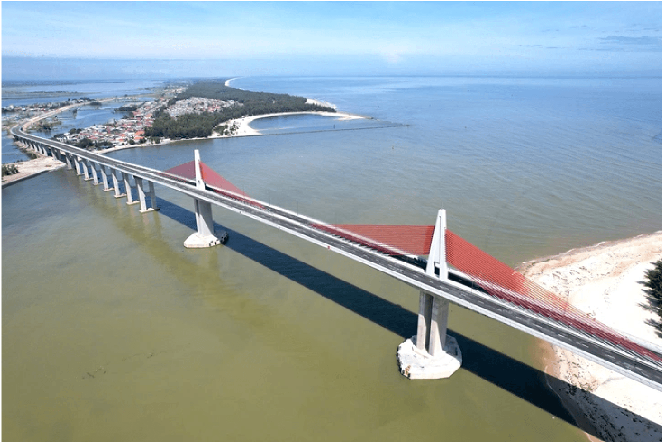 Chốt thời gian thông xe cầu dây văng vượt biển dài nhất miền Trung, kết thúc hơn 100 năm di chuyển bằng đò của người dân đôi bờ- Ảnh 1. Chốt thời gian thông xe cầu dây văng vượt biển dài nhất miền Trung, kết thúc hơn 100 năm di chuyển bằng đò của người dân đôi bờ- Ảnh 1.