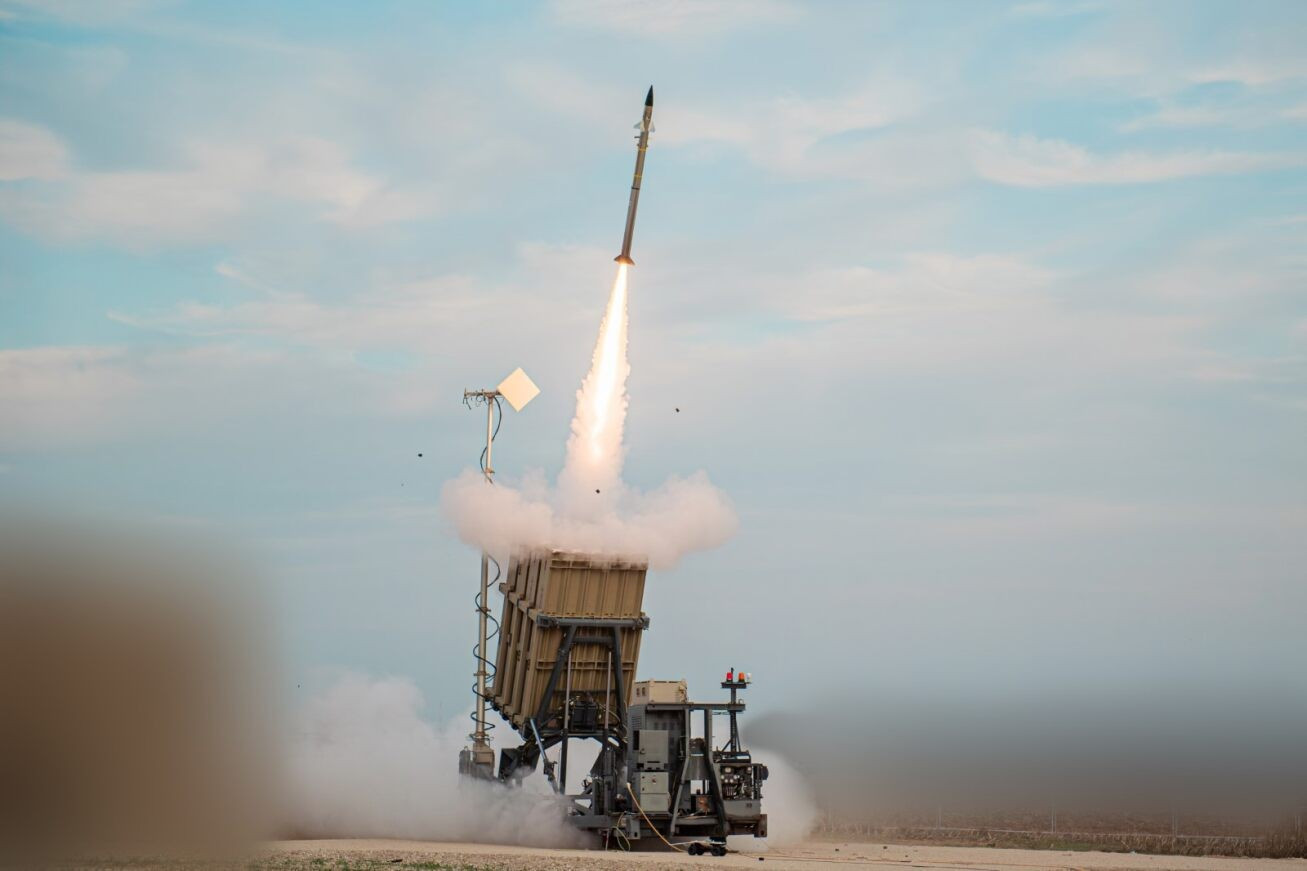 Iron Dome (Vòm Sắt), hệ thống phòng không được triển khai rộng rãi nhất, đã đánh chặn hơn 5.000 quả rocket với tỷ lệ thành công trên 90%. Đây là hệ thống đa nhiệm duy nhất đã được kiểm chứng trong thực chiến, có khả năng đồng thời bảo vệ trước nhiều loại mối đe dọa ngày càng đa dạng, bao gồm các mục tiêu bay trong khí quyển cũng như các mối đe dọa tầm ngắn (SHORAD), chống rocket-pháo-đạn cối (C-RAM) và vũ khí dẫn đường chính xác (PGM) trong điều kiện tấn công dày đặc, cả ngày lẫn đêm và trong mọi điều kiện thời tiết. Ảnh: Rafael. vom-sat.jpg