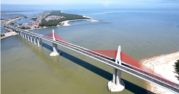 Chốt thời gian thông xe cầu dây văng vượt biển dài nhất miền Trung, kết thúc hơn 100 năm di chuyển bằng đò của người dân đôi bờ